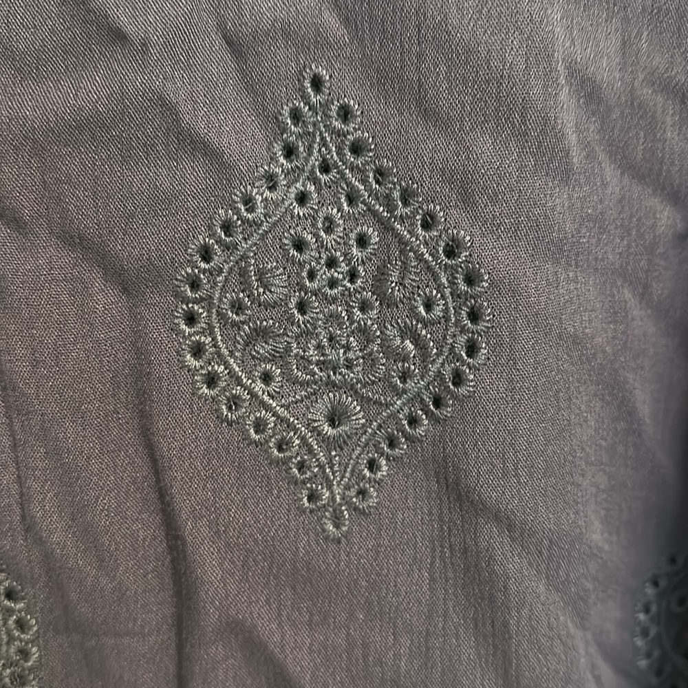 Size small - Picture 3 of 3
